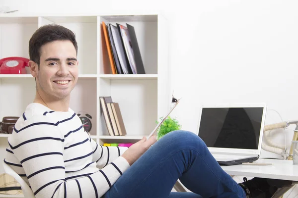 Hombre en casa en su escritorio — Foto de Stock