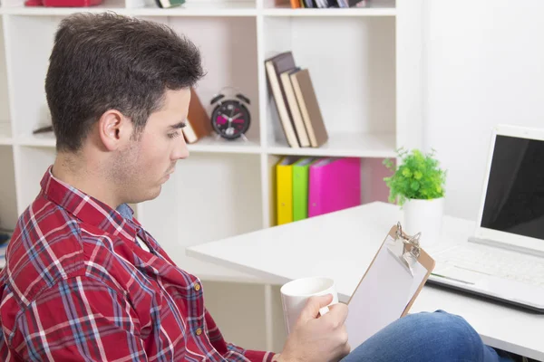 Homem em casa em seu desktop — Fotografia de Stock