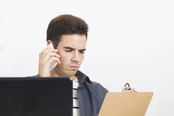 Man pratar telefon mobil — Stockfoto