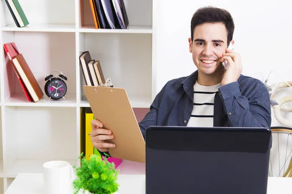 Uomo che parla per telefono cellulare — Foto Stock