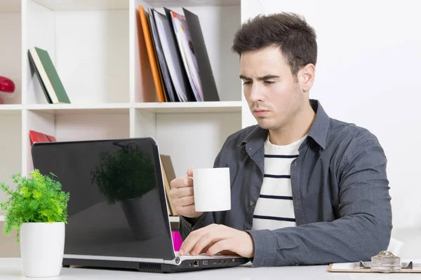 Man aan het werk met laptopcomputer — Stockfoto