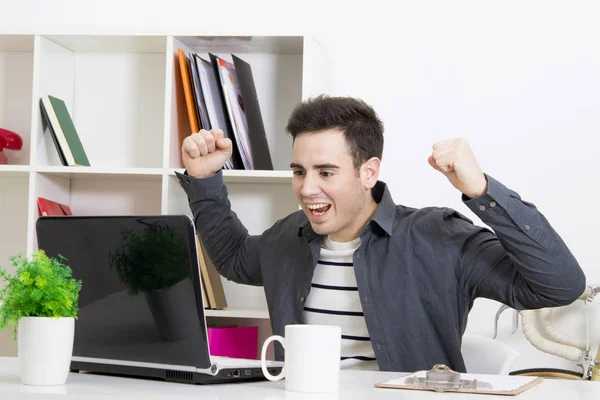 Excité jeune homme à l'ordinateur — Photo