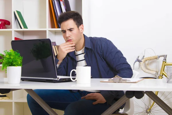 Uomo che lavora con il computer portatile — Foto Stock