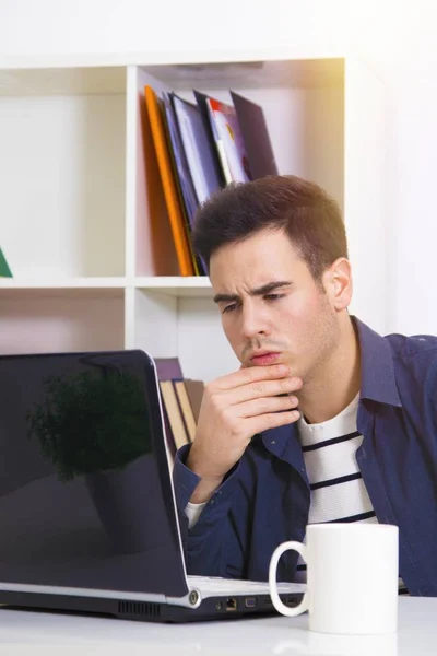 El hombre que trabaja con ordenador portátil — Foto de Stock