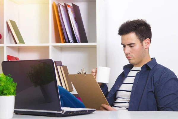 Mann arbeitet mit Laptop-Computer — Stockfoto