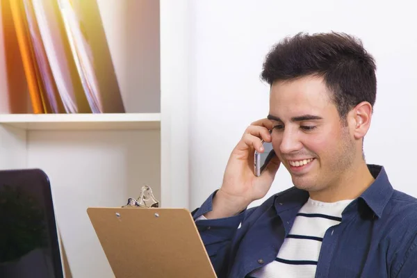 Man talar med mobiltelefon — Stockfoto