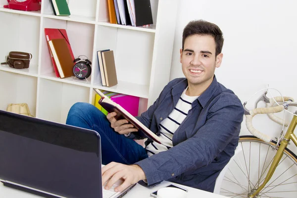 Homme dans le bureau — Photo