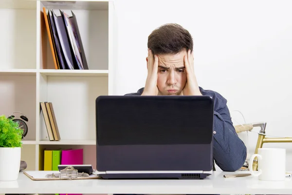 Mannen med dator laptop, business — Stockfoto