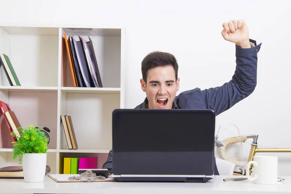 Mannen med dator laptop, business — Stockfoto