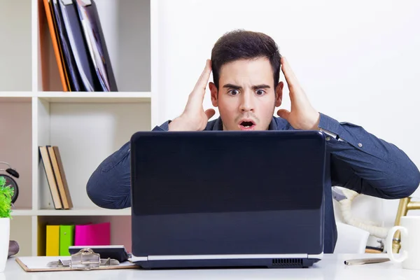 Mannen med dator laptop, business — Stockfoto