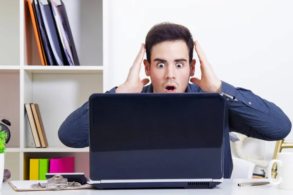 Mannen med dator laptop, business — Stockfoto