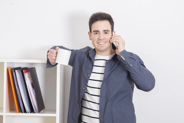 Joven con teléfono móvil — Foto de Stock