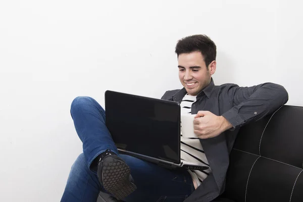 Joven trabajando con el ordenador portátil —  Fotos de Stock