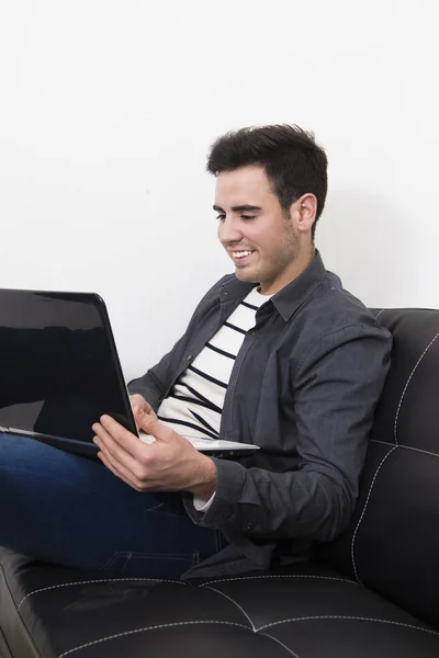 Unga som arbetar med laptop — Stockfoto