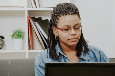 kadın bilgisayar dizüstü