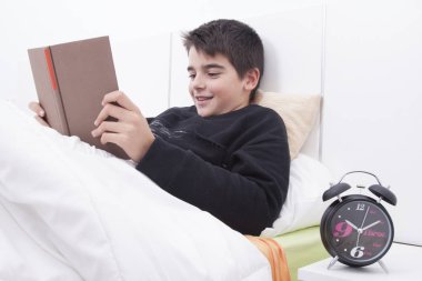 Çocuk odasında okuma