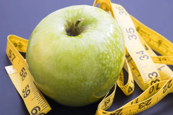 Manzana verde con cinta métrica — Foto de Stock