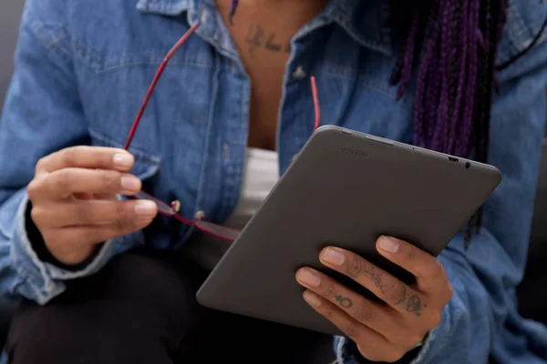 Vrouw close-up met tablet — Stockfoto