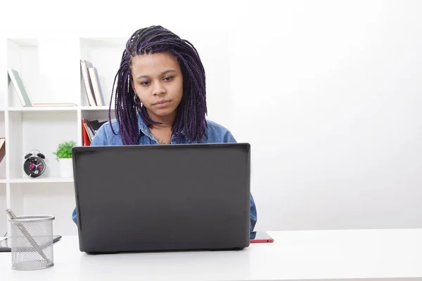 お使いのコンピューターで働く女性 — ストック写真