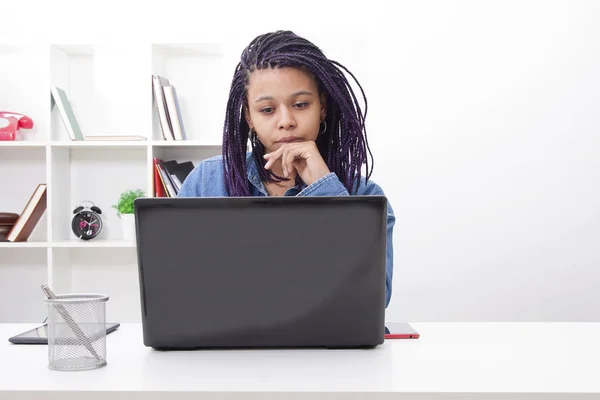 Bilgisayarınızla birlikte çalışan kadın — Stok fotoğraf