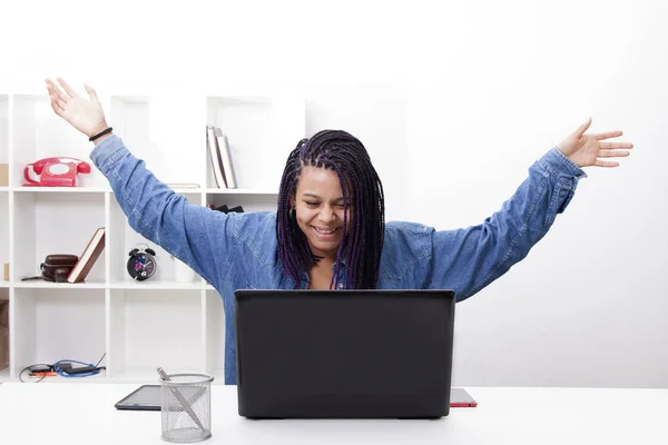 Bilgisayarınızla birlikte çalışan kadın — Stok fotoğraf
