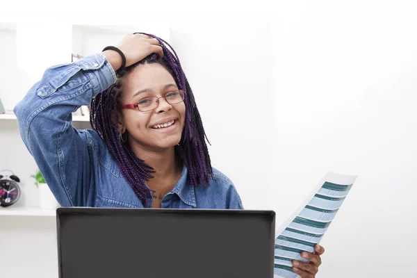 Vrouw die met de computer werkt — Stockfoto