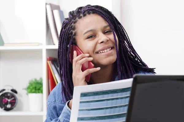 Businesswoman with mobile phone — Stock Photo, Image