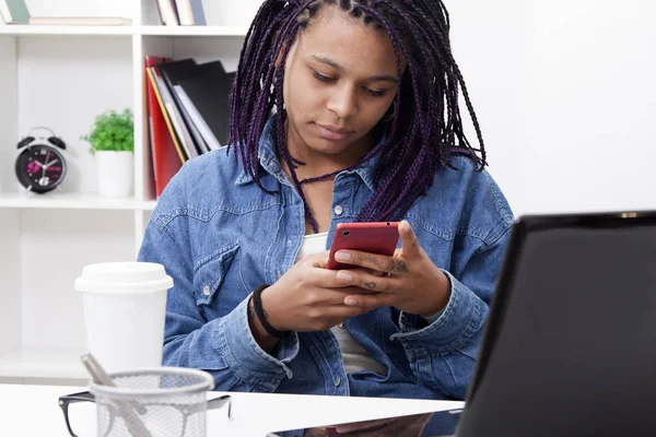 Mulher trabalhando com seu computador — Fotografia de Stock