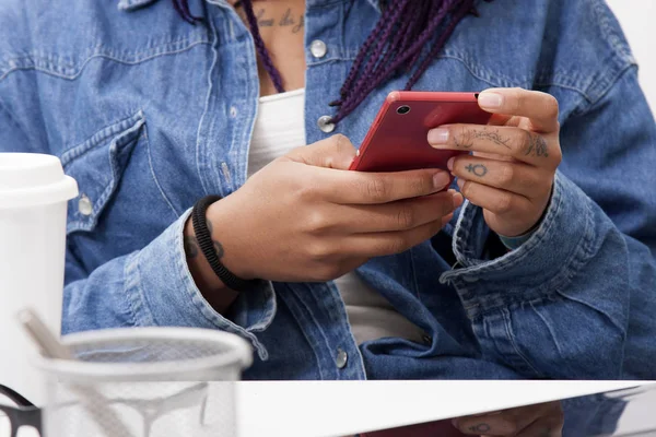 Mãos com telefone celular — Fotografia de Stock