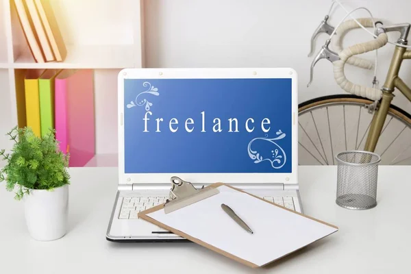 Freelance-näytöt — kuvapankkivalokuva