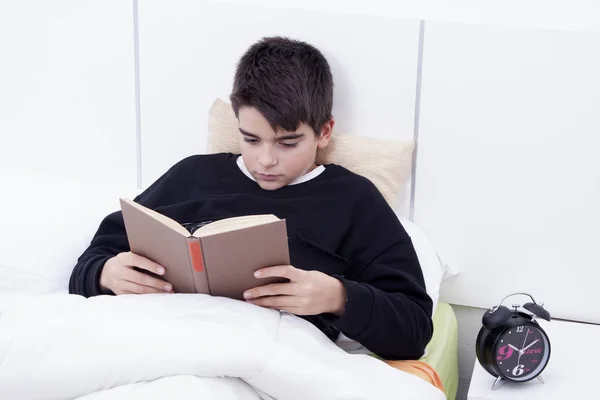 Criança lendo no quarto Imagens Royalty-Free