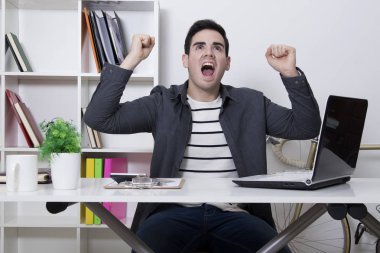 adam ofiste ya da evde kutlama