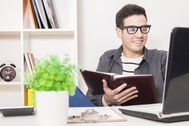 genç adam içinde ev ya da ofis 