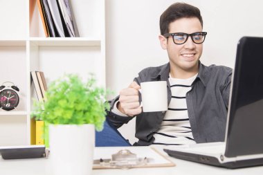 Genç laptop ile çalışma 