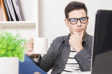 Genç laptop ile çalışma 