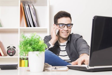 Genç laptop ile çalışma 