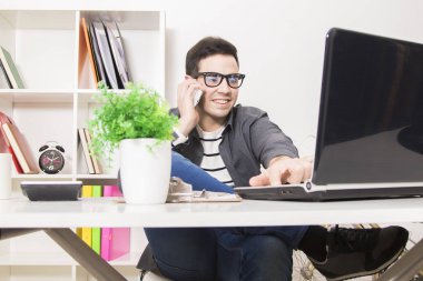 Genç laptop ile çalışma 