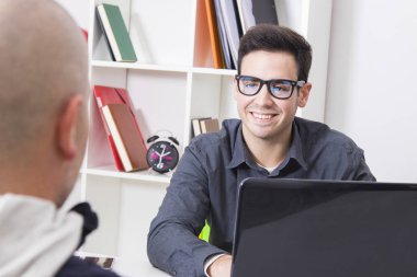 Ofisteki iş adamı.