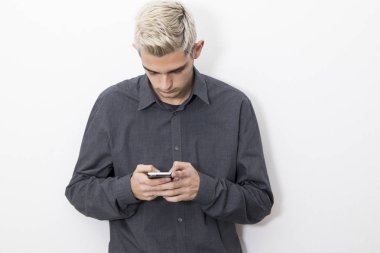 Cep telefonlu genç adam.