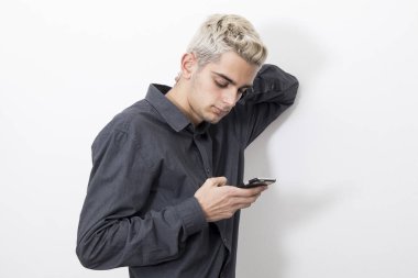 Cep telefonlu genç adam.