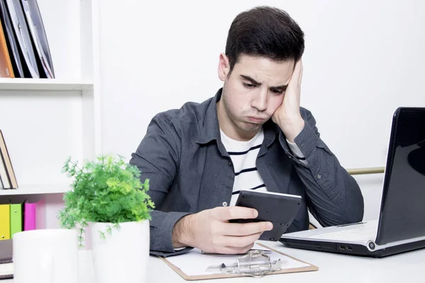 Man met de calculator — Stockfoto