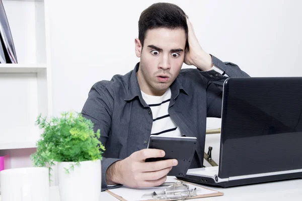 Man met de calculator — Stockfoto