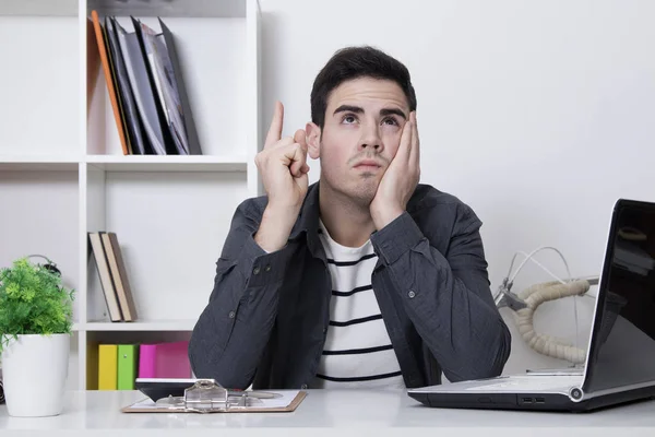 Homme d'affaires à la maison ou au bureau — Photo