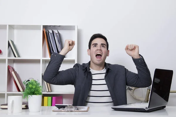 Homme au bureau ou à la maison pour célébrer — Photo