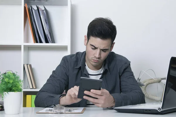 Affärsman eller student i hus eller kontor, arbetstagare — Stockfoto