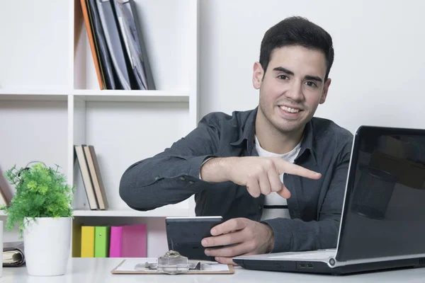 Affärsman eller student i hus eller kontor, arbetstagare — Stockfoto