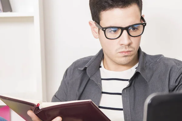 Affärsman eller student i hus eller kontor, arbetstagare — Stockfoto