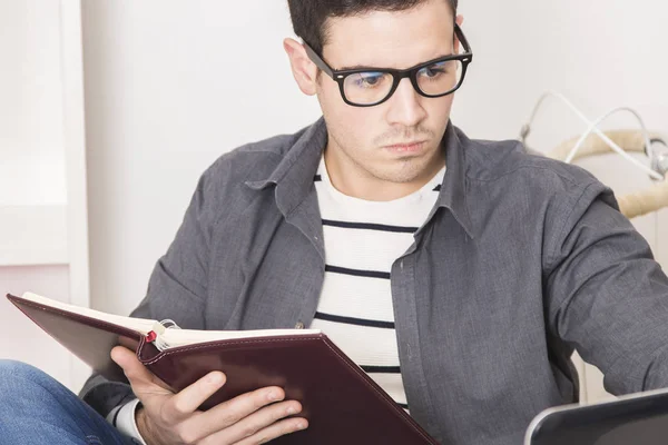 Geschäftsmann oder Student im Haus oder Büro, Arbeiter — Stockfoto