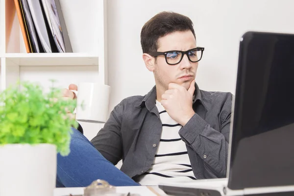 Junge arbeiten mit Laptop — Stockfoto