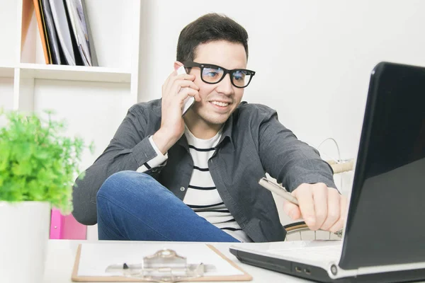 Homme d'affaires dans le bureau — Photo